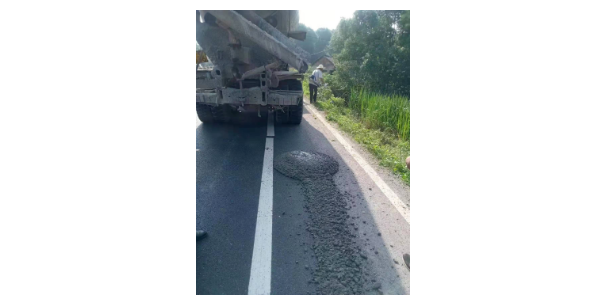 水泥砂浆污染国道路面，赫山区这辆混凝土搅拌车被查