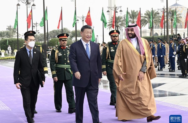 习近平出席沙特王储兼首相穆罕默德代表国王萨勒曼举行的欢迎仪式